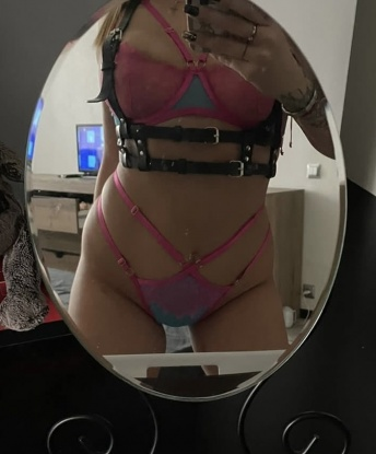 Дерзкая блондинка с аппетитными формами готова побаловать тебя страстью и нежностью. Приезжай ко мне, и я покажу тебе настоящий праздник для тела и души. Обещаю, ты останешься доволен! 12506, 20 лет